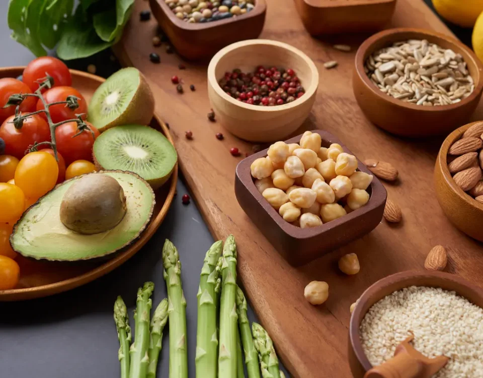 Proteína Vegana: benefícios, fontes e suplementação mesa disposta com diversas fontes de proteína vegana