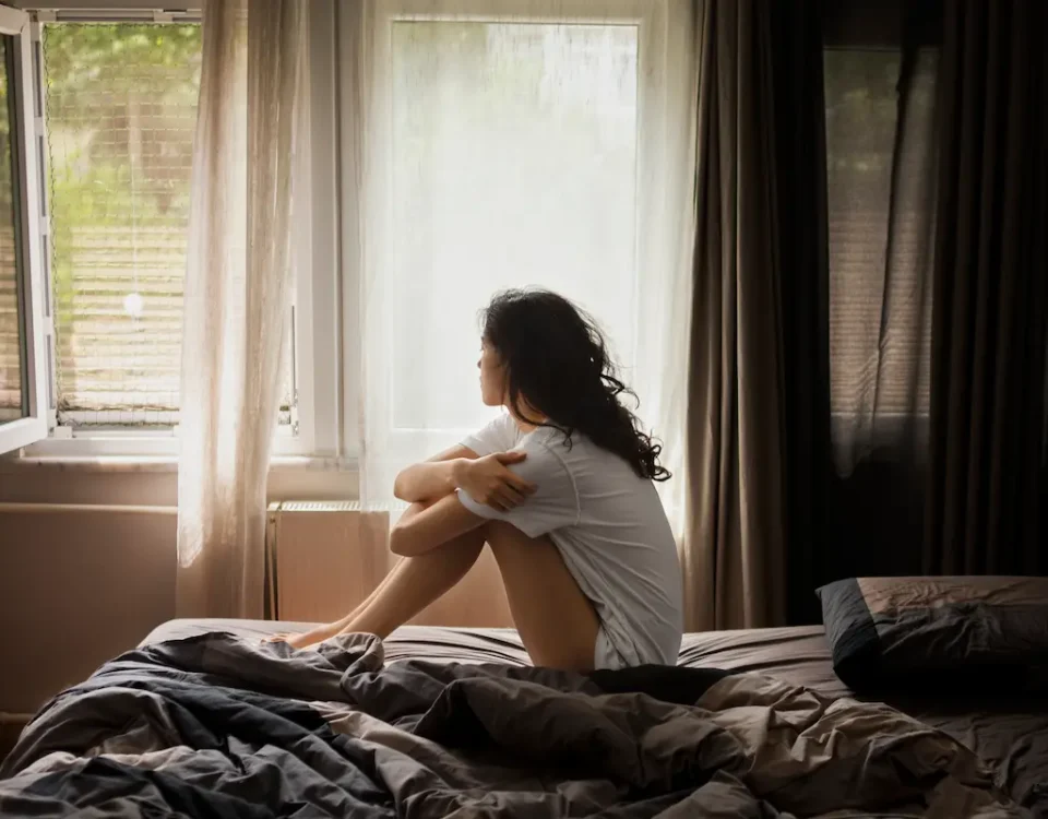 Depressão: Guia Completo sobre a Doença mulher jovem com sintomas de depressão