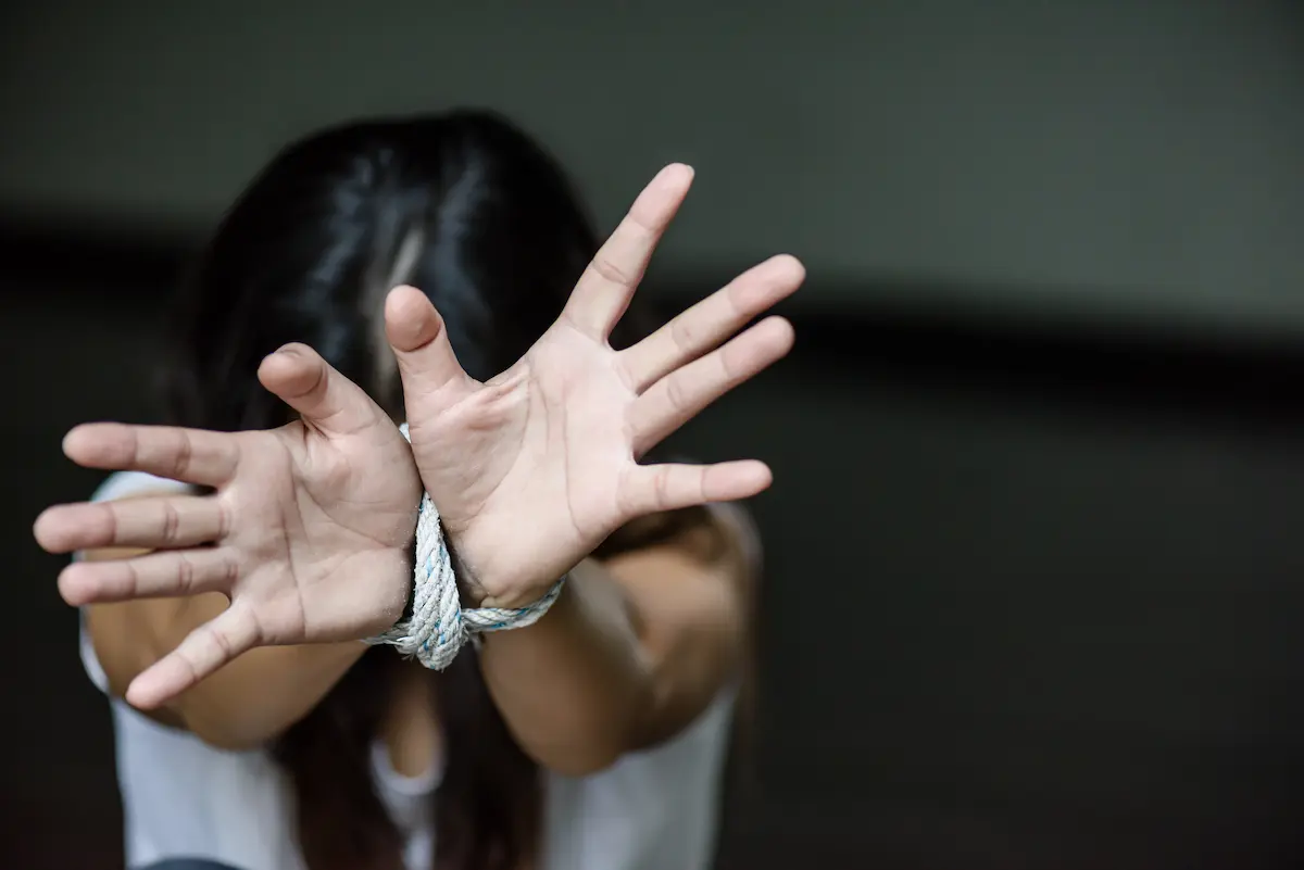 Tipos de dependências e causas da violência doméstica mulher sofrendo violência doméstica