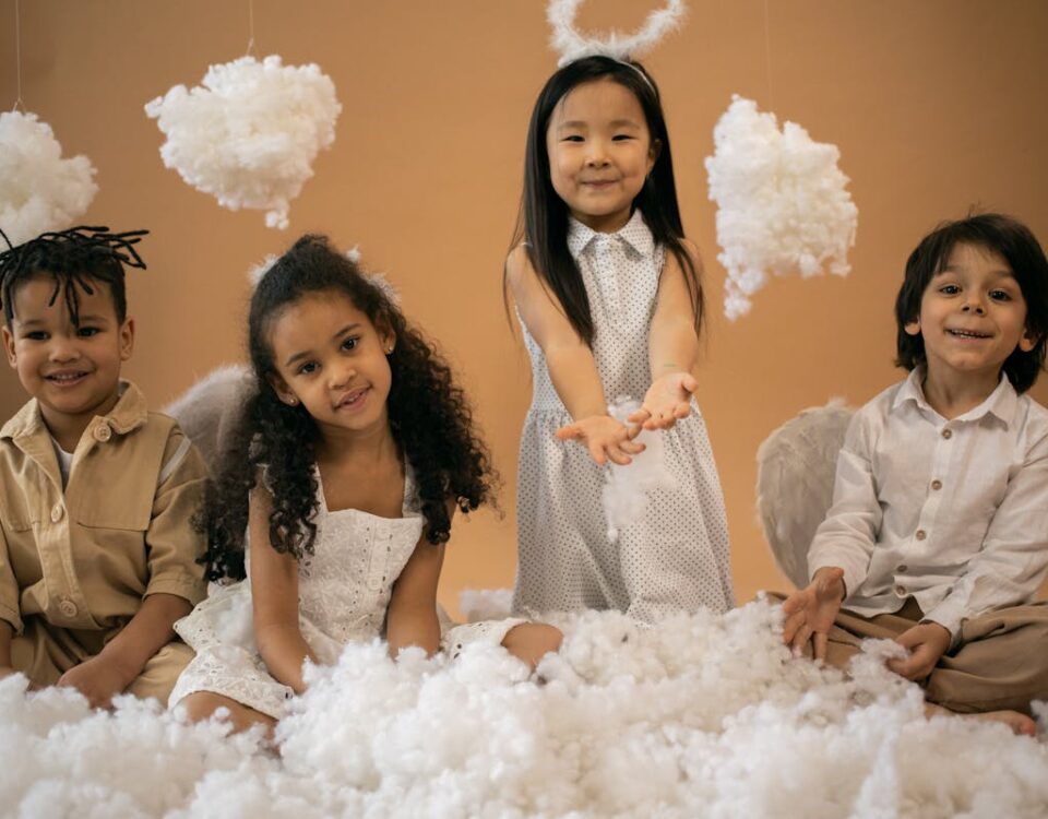 Tecidos para crianças: quais são os mais adequados? crianças usando roupas com tecidos para crianças