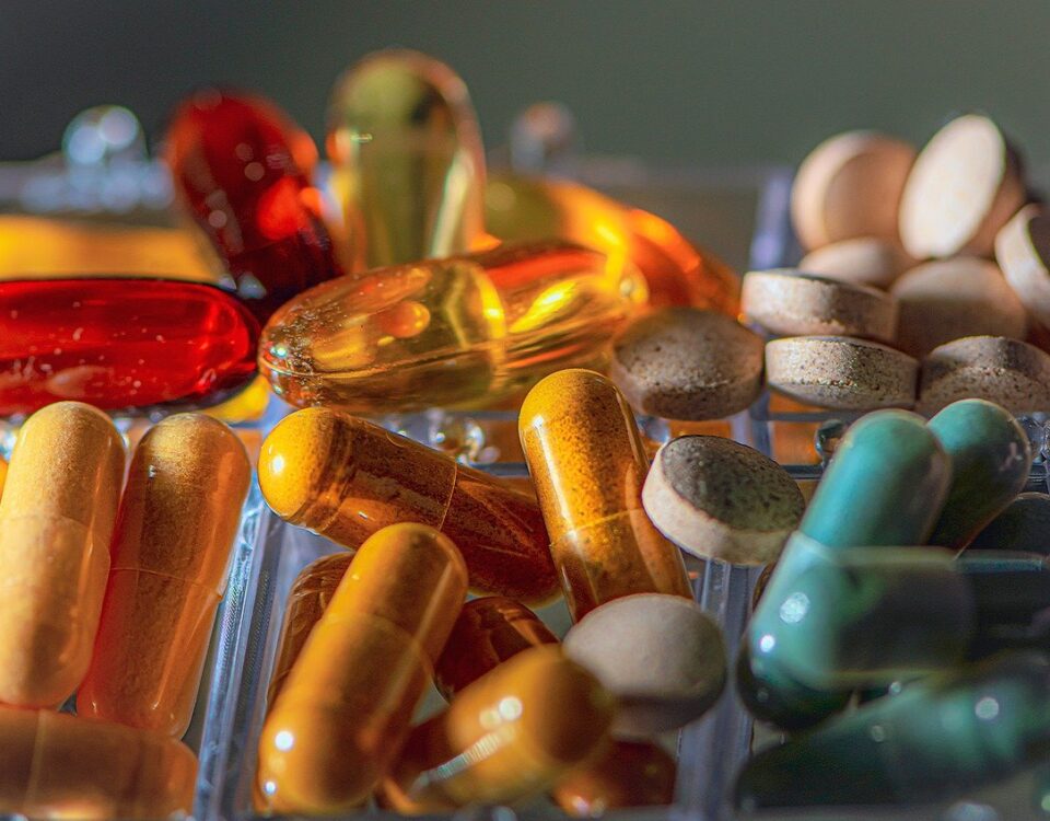 Suplementação: o que são e tipos de suplementos alimentares diversos suplementos alimentares esparramados