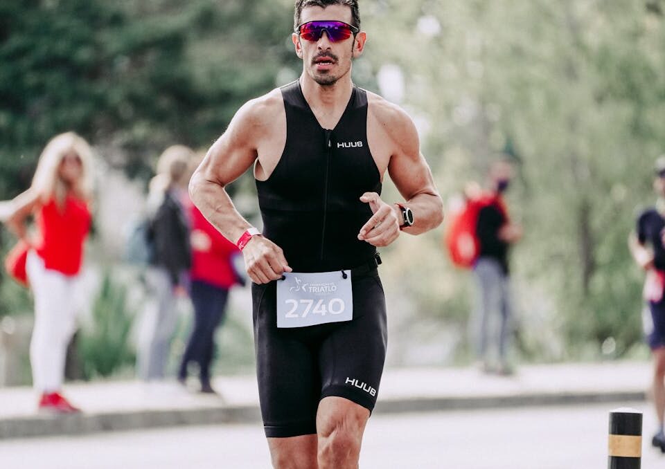 Dicas sobre Acessórios Esportivos para Atividades Físicas homem correndo com acessórios esportivos para atividades físicas