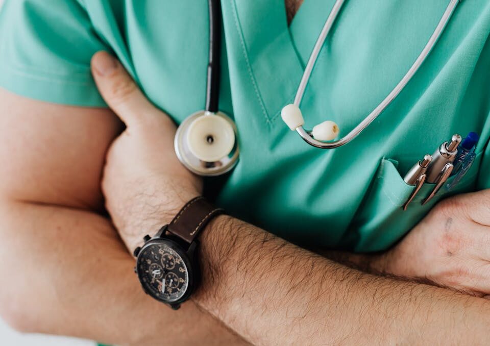 Planos de Saúde: tudo o que você precisa saber sobre eles imagem de um médico de braços cruzados que atende planos de saúde