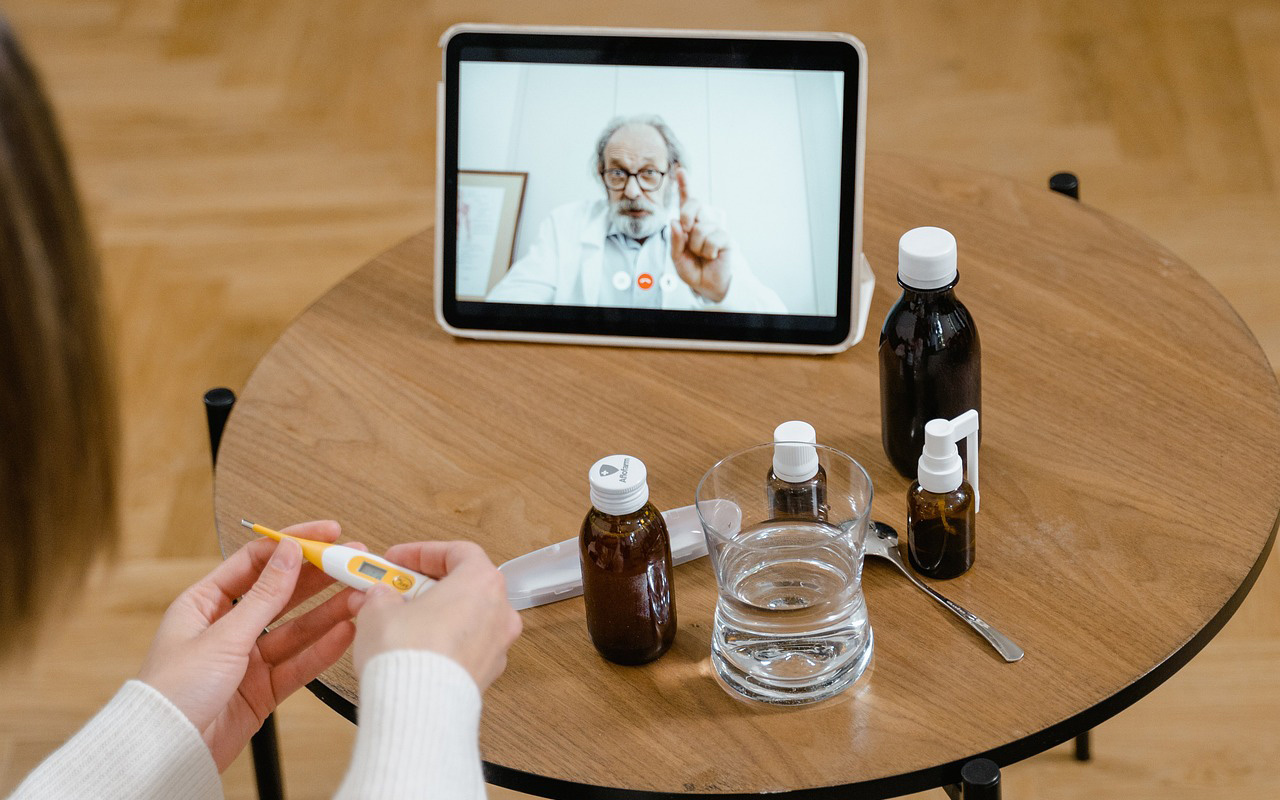 Consultas Online: como funcionam e como se preparar medico passando receita em consulta online
