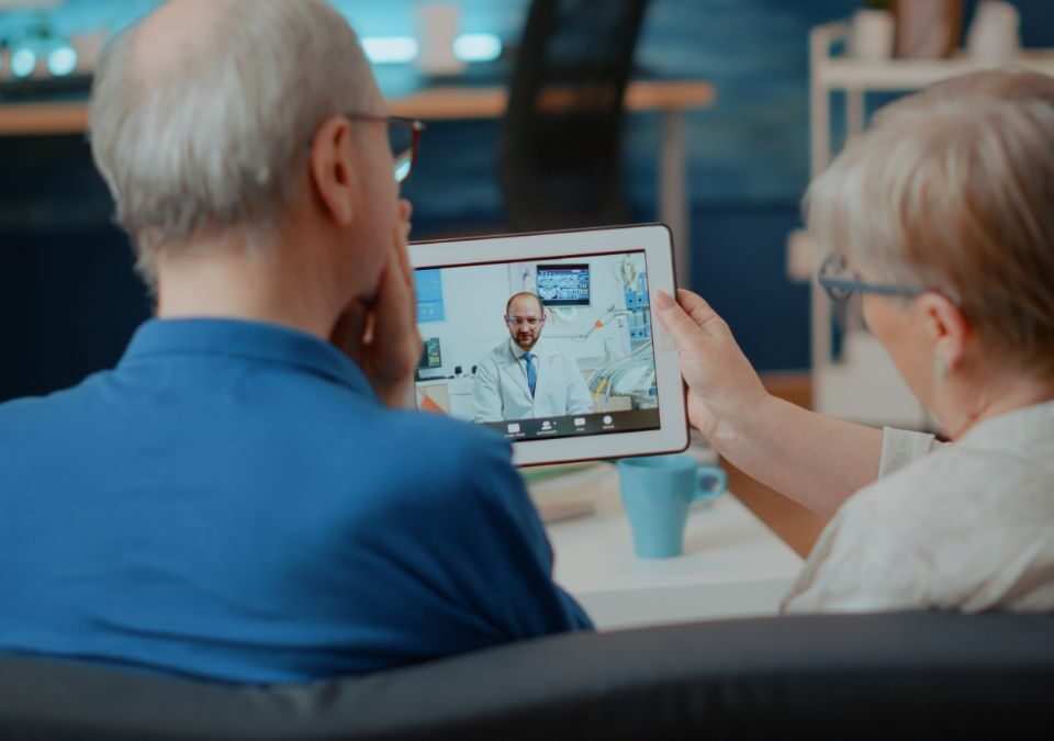 Integrando Bem-estar e Tecnologia para uma Saúde Melhor casal realizando consulta por telemedicina