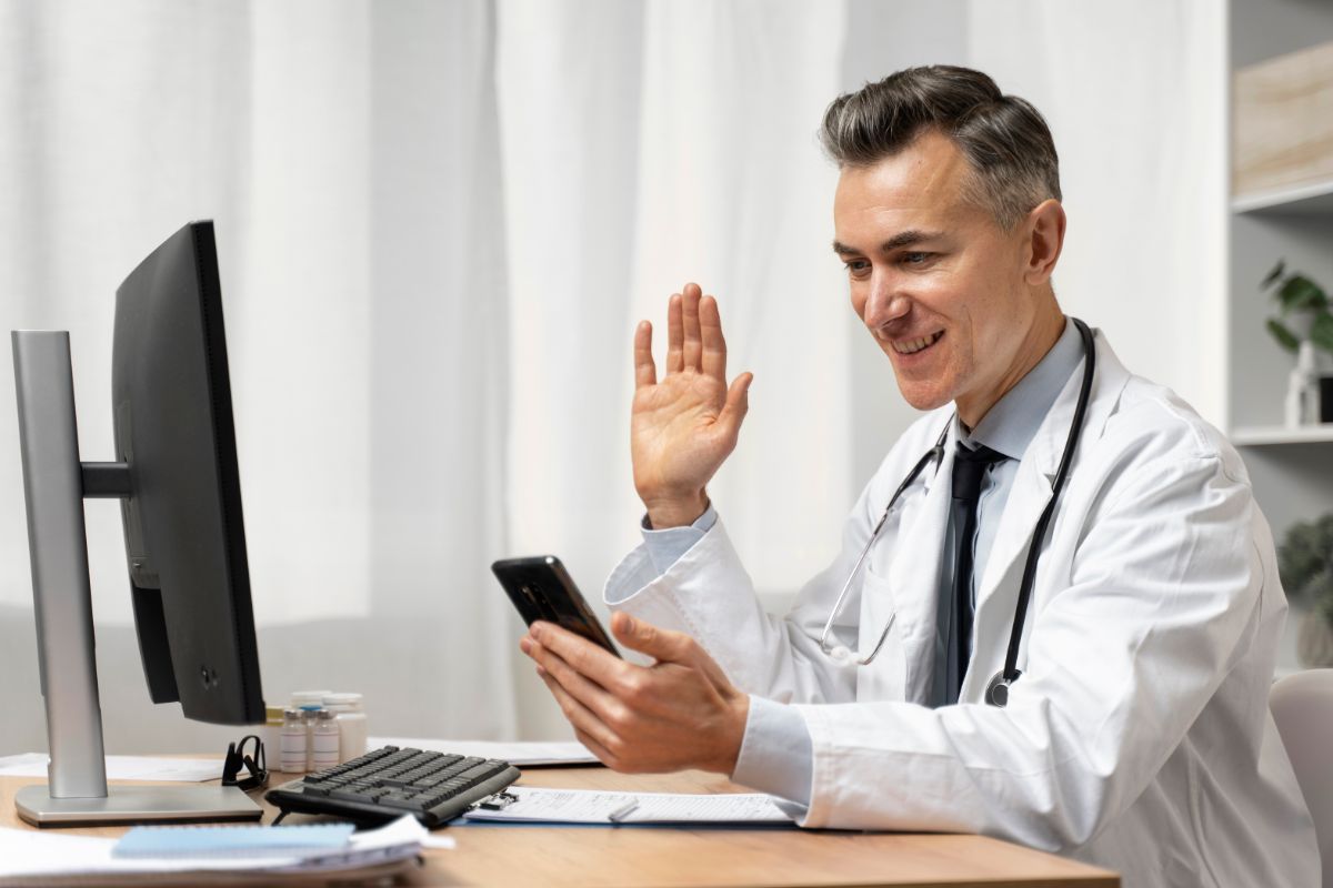Como a Telemedicina Está Transformando o Acesso à Saúde médico realizando consulta em telemedicina