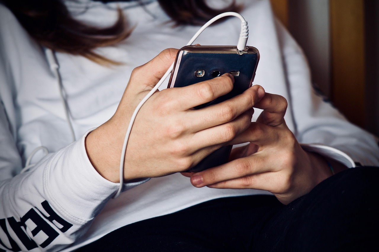 17 jovem usando entretenimento digital para sua saúde mental