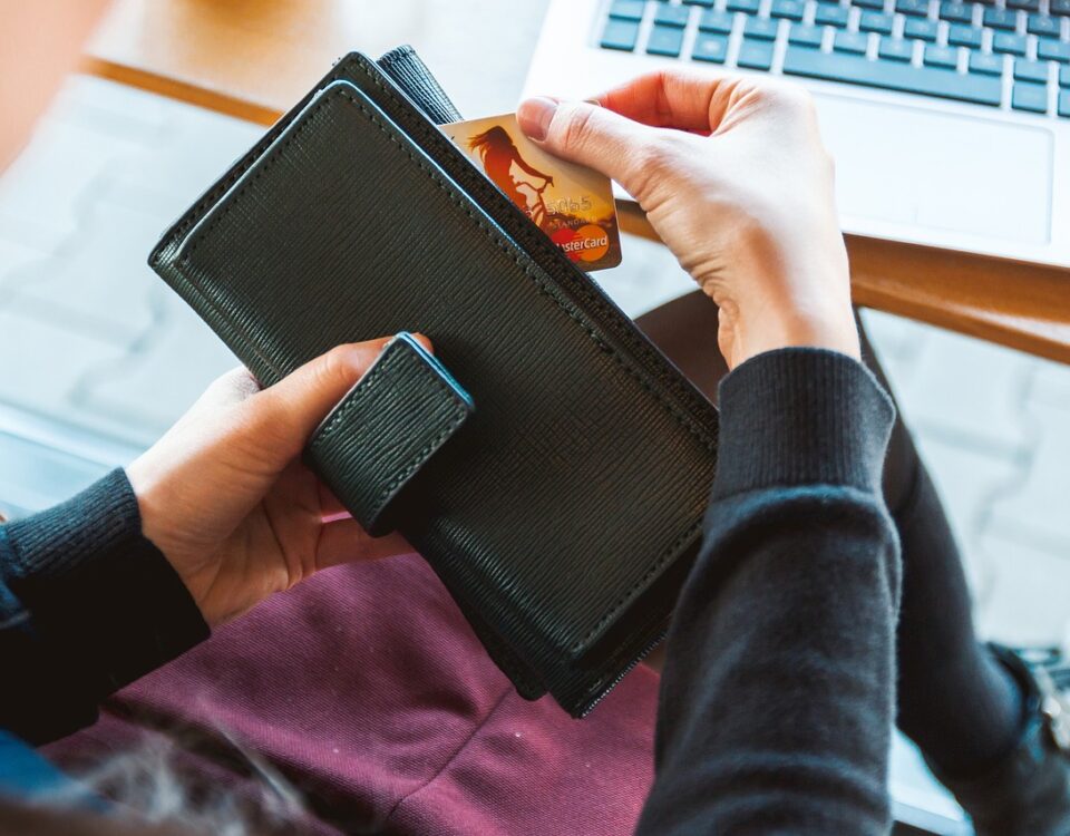 Bem-Estar Financeiro e sua Relação com a Saúde Mental homem com bem-estar financeiro abrindo carteira