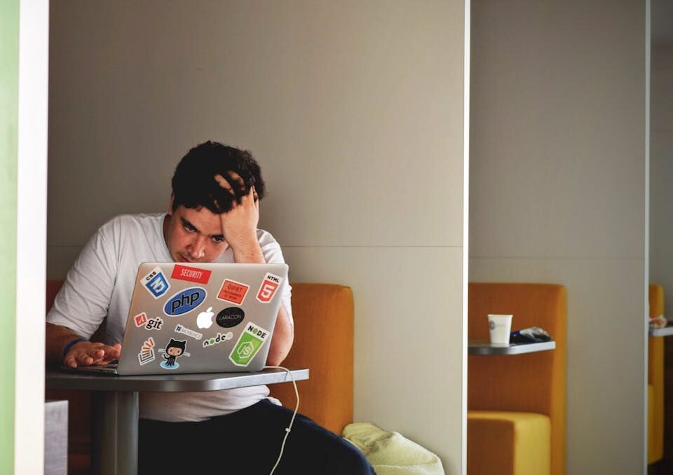 Saúde Mental no Ambiente de Trabalho: dicas e importância homem sem saúde mental no ambiente de trabalho