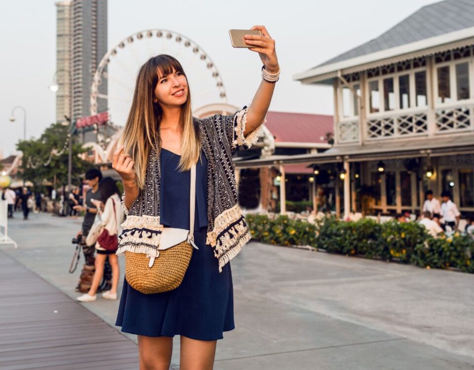 Manter a Saúde em Viagens: Dicas para Turistas mulher com saúde em viagens