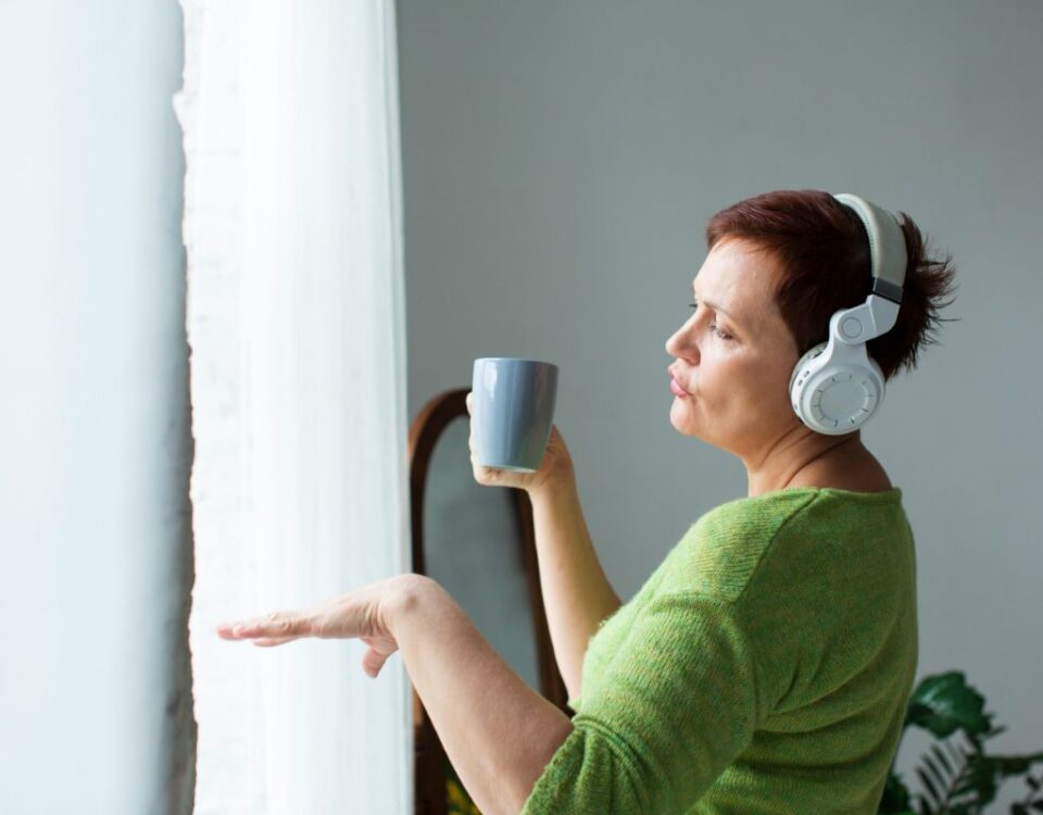 Produtividade em Espaços Corporativos com Isolamento Acústico mulher sendo mais produtiva com isolamento acústico