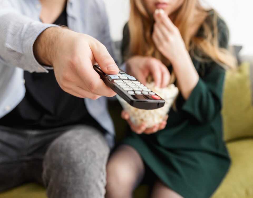 Benefícios dos Streamings para a Saúde Mental casal assistindo e colhendo benefícios dos streamings