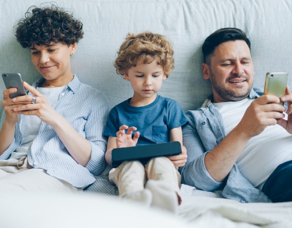 Tipos de Jogos para Saúde Mental família jogando jogos para saúde mental