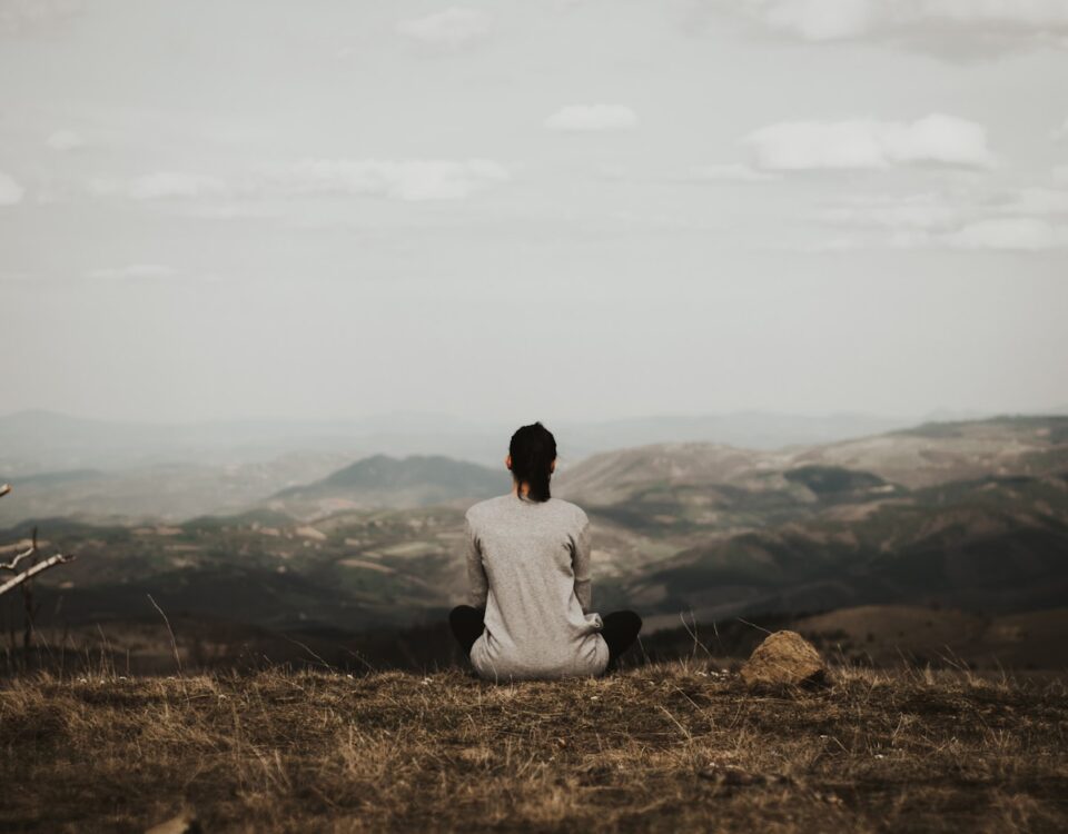 Como Gerenciar o Estresse com Atividades Recreativas? mulher praticando atividade para gerenciar o estresse