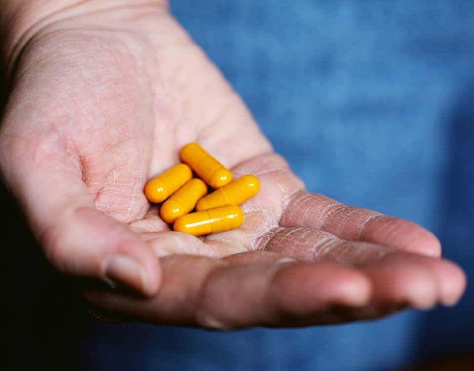 Suplementos alimentares: o que são e para que servem? pessoa tomando suplementos alimentares