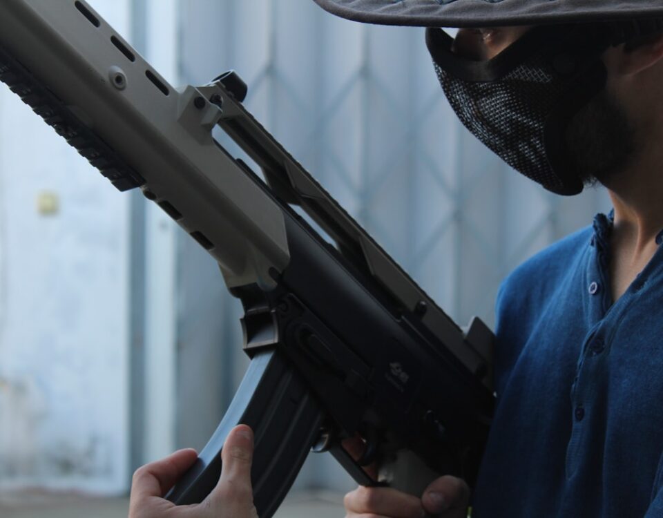 Armas de fogo e saúde mental person holding assault rifle