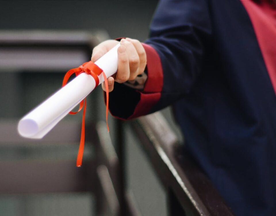 Rotina saudável para quem busca um diploma de ensino superior Person Holding White Scroll