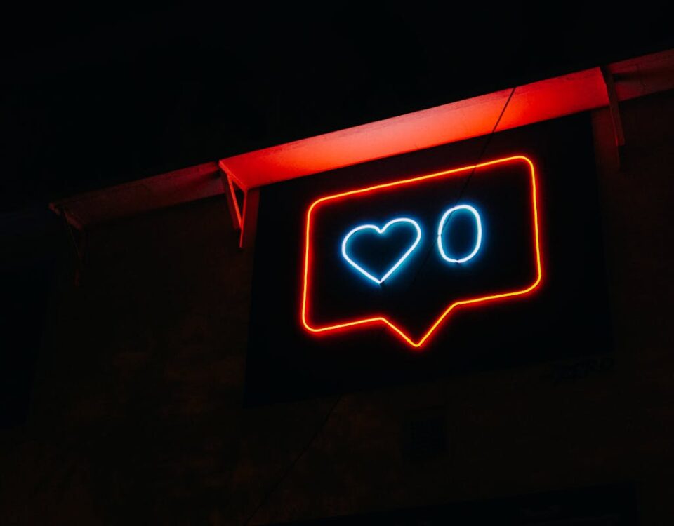 Dicas de marketing para melhorar sua presença online Heart and Zero Neon Light Signage