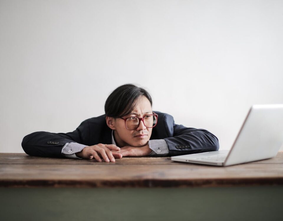 O impacto psicológico de jogos de azar: fique atento! Bored formal man watching laptop at desk