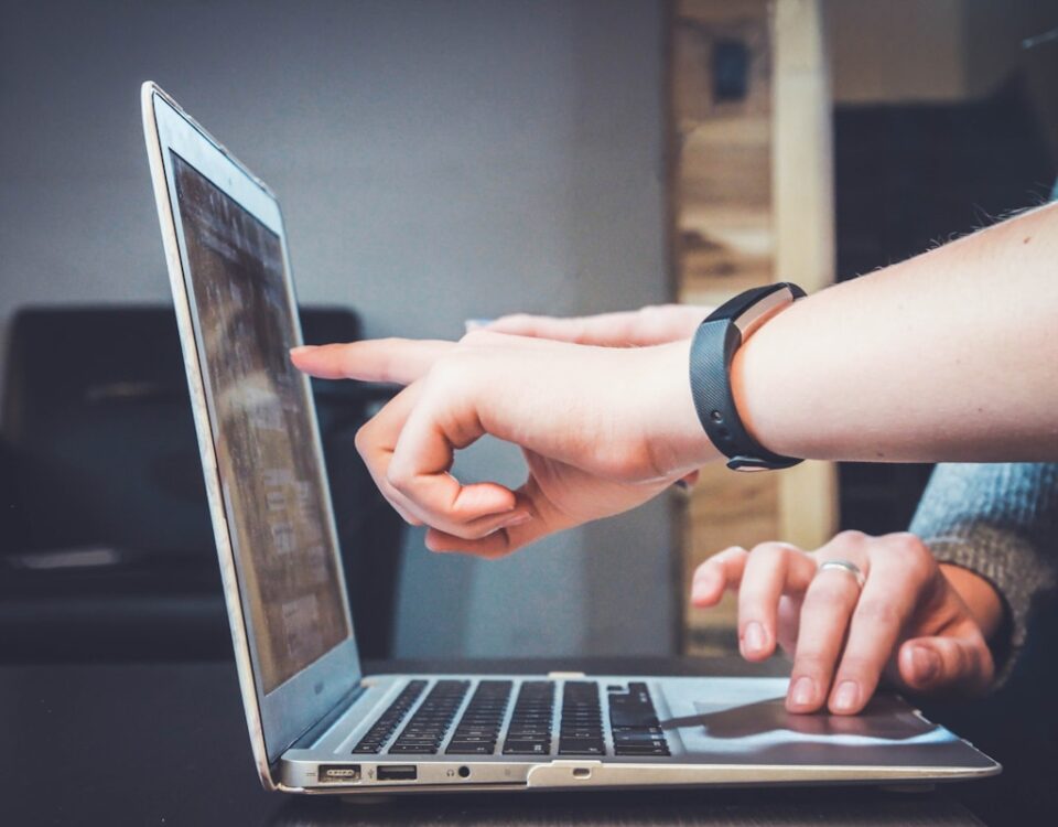 Avaliações online ajudam na escolha de produtos para o lar? person using laptop