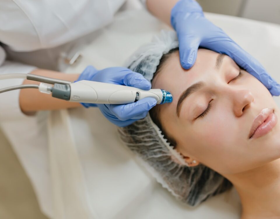 Cuidados pós-procedimento: o que fazer após harmonização facial a woman getting a facial peel from a doctor