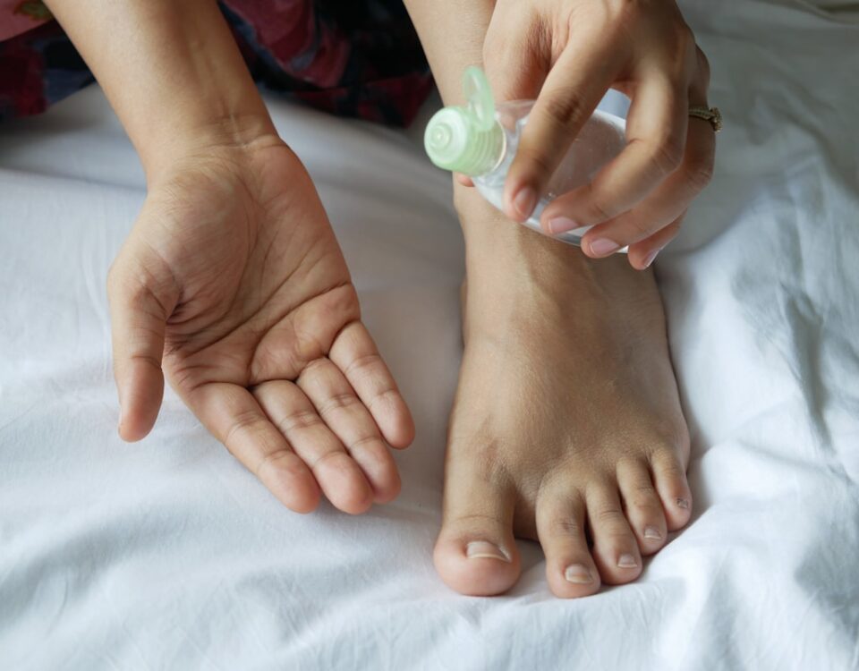 Cuidados essenciais com os pés para uma rotina de bem-estar equilibrada Cuidados essenciais com os pés para uma rotina de bem-estar equilibrada