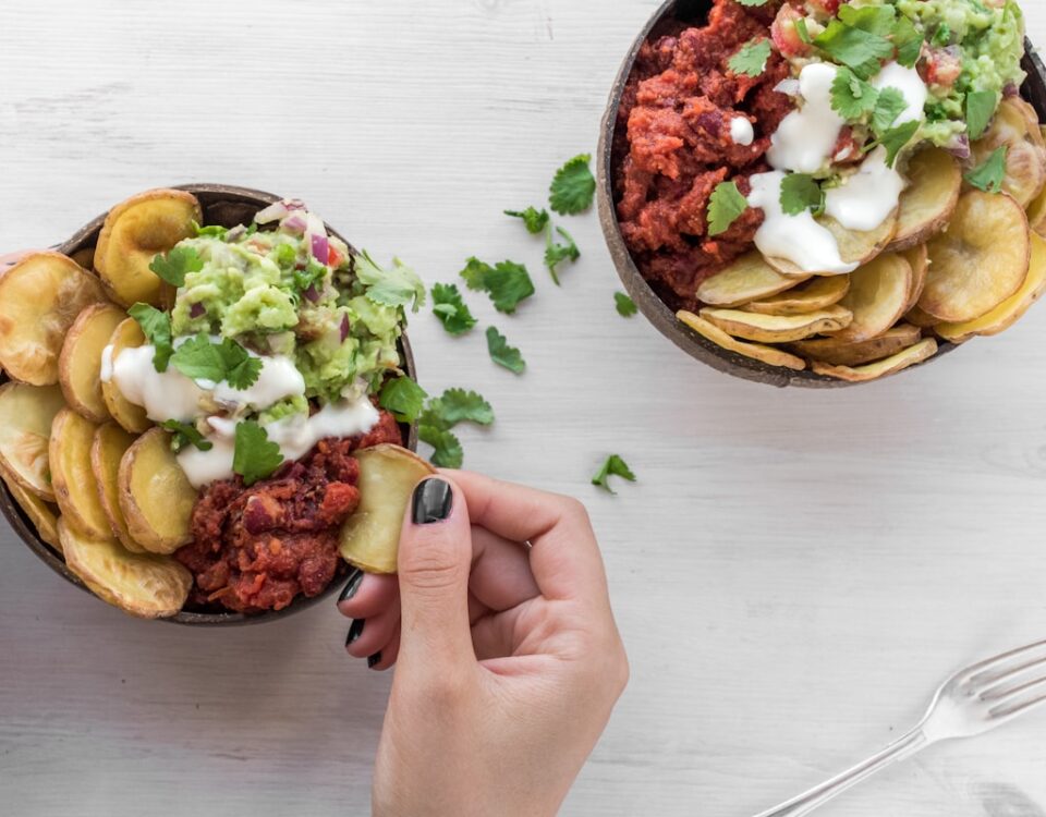 Receitas saudáveis: como transformar seu estilo de vida person eating vegetable dish