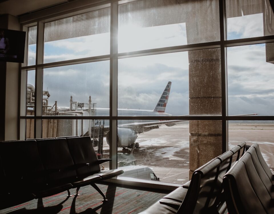 Vale a Pena Viajar em Fevereiro? Descubra os Benefícios e Desafios white and red plane view from glass window of waiting area