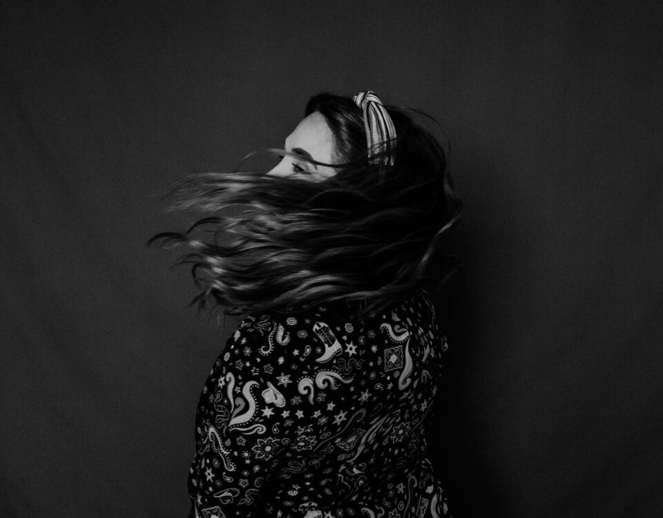 Moda plus size e autoestima: como o estilo pode transformar vidas Plus Size Model Tossing Her Hair