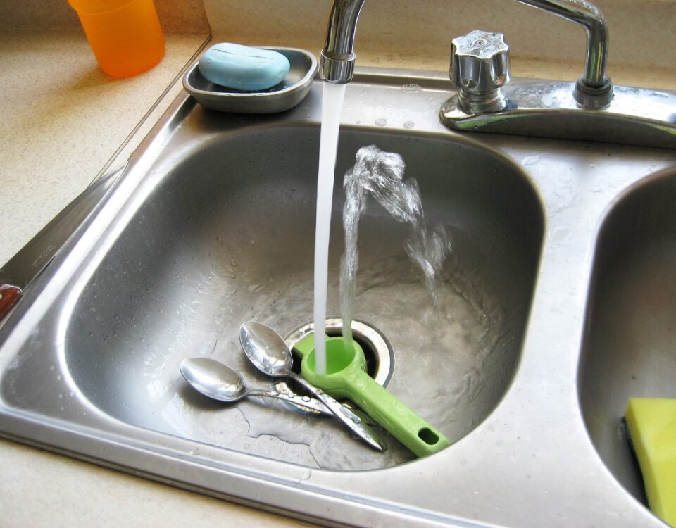 Evitar entupimentos: Uma prática essencial para o bem-estar sink, kitchen, faucet