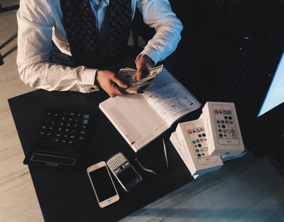 Empréstimo consignado: como ele impacta seu bem-estar financeiro Accountant Counting Money