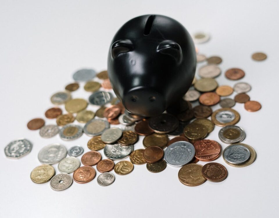 Saúde financeira: o impacto do planejamento no bem-estar A Black Piggy Bank in the Middle of Coins
