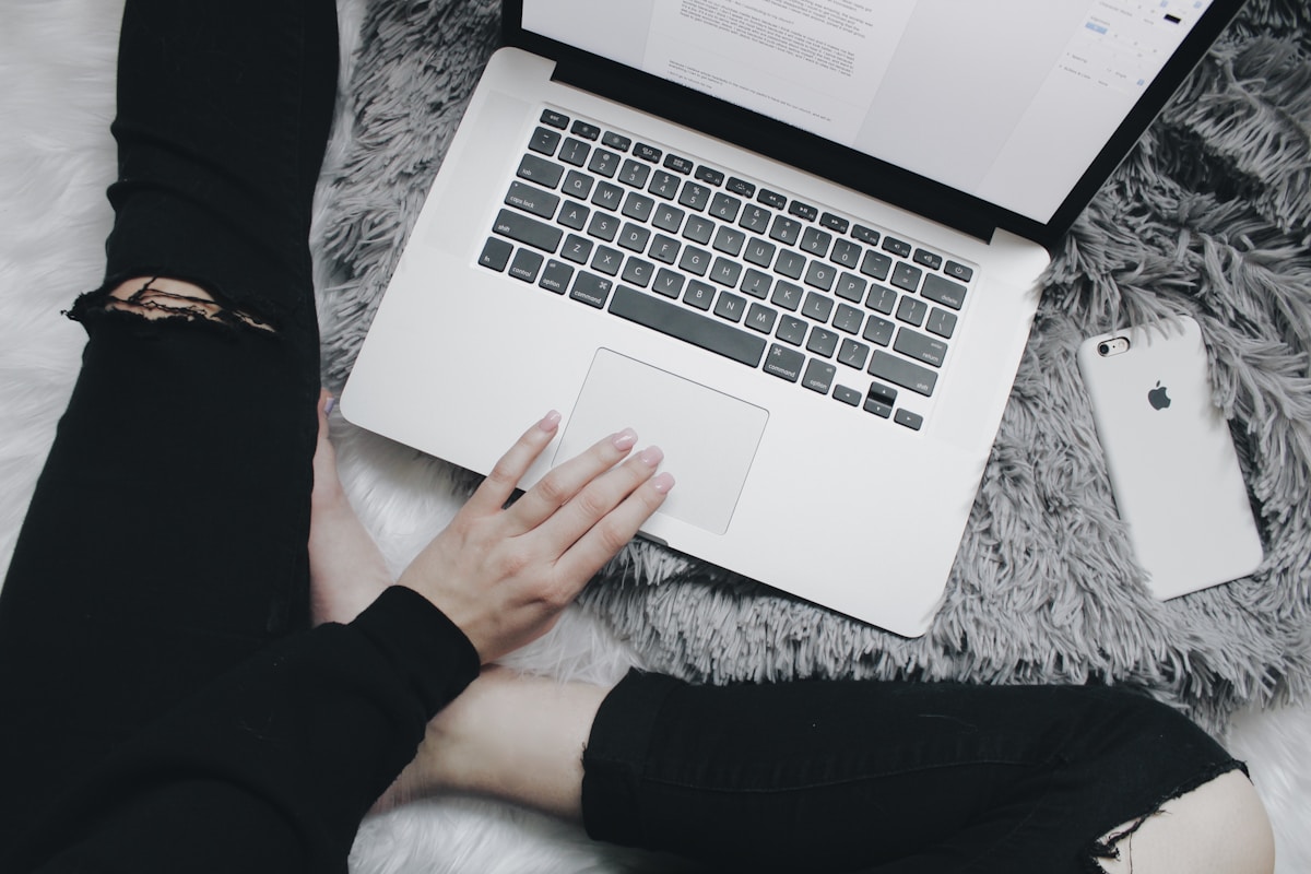 Cursos que transformam seu bem-estar com poucas horas de estudo silver MacBook Pro