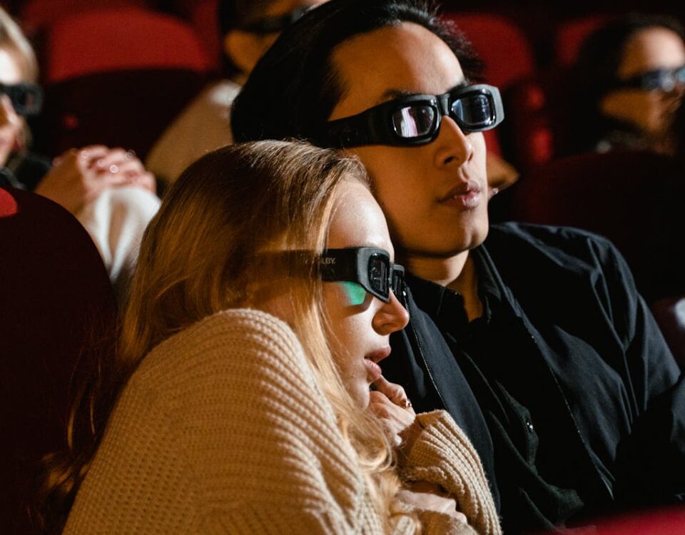 Assistir filmes de terror pode melhorar seu humor, você sabia? A Couple Sitting in a Movie Theater