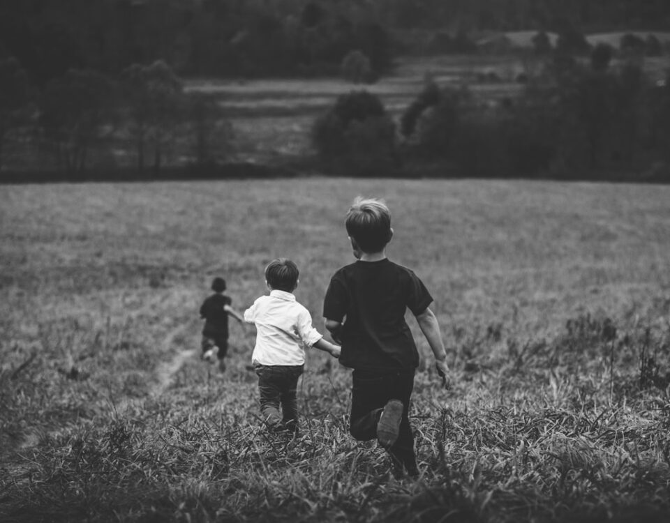 Como o crescimento econômico de MT afeta a qualidade de vida? three boys running on field
