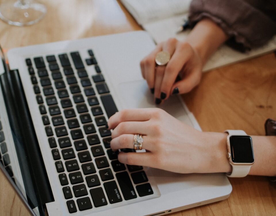 Cursos que transformam seu bem-estar com poucas horas de estudo person using MacBook