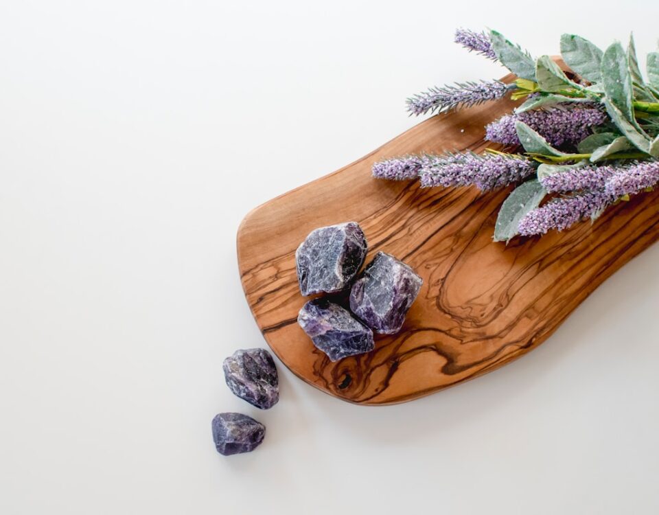 A energia das pedras preciosas e seu impacto no bem-estar green leaves on brown wooden chopping board