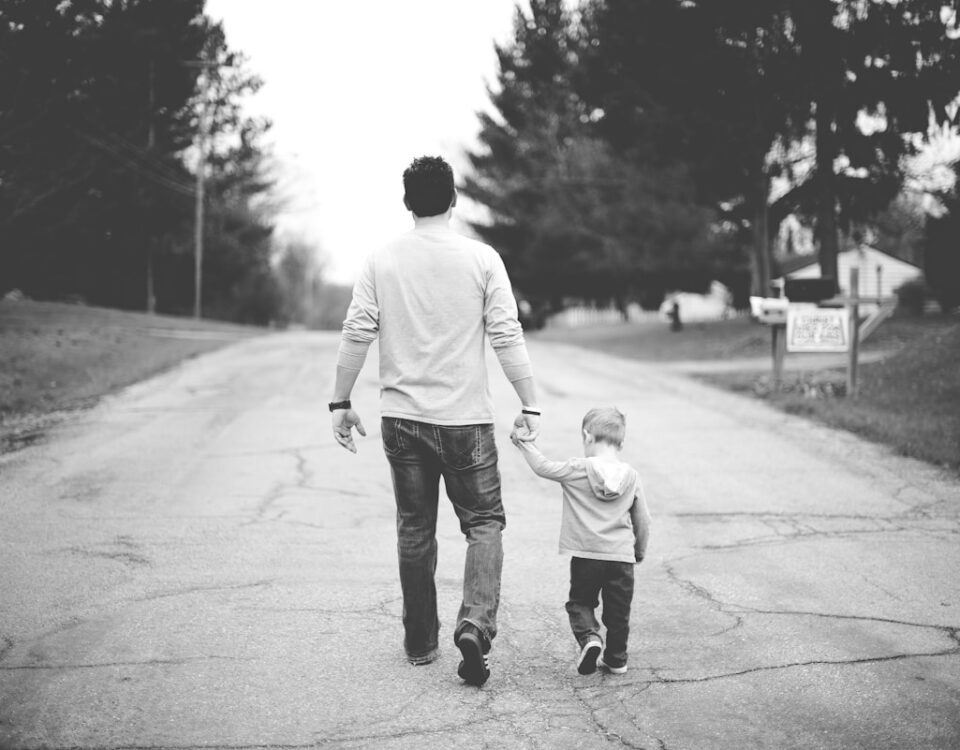 Como escolher o bairro ideal para morar? man holding baby's hand