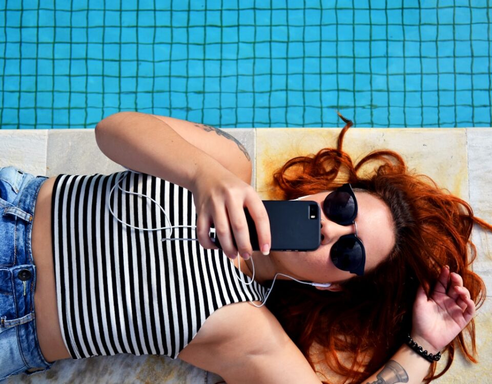 Como o marketing digital pode melhorar seu bem-estar financeiro woman lying on brown floor