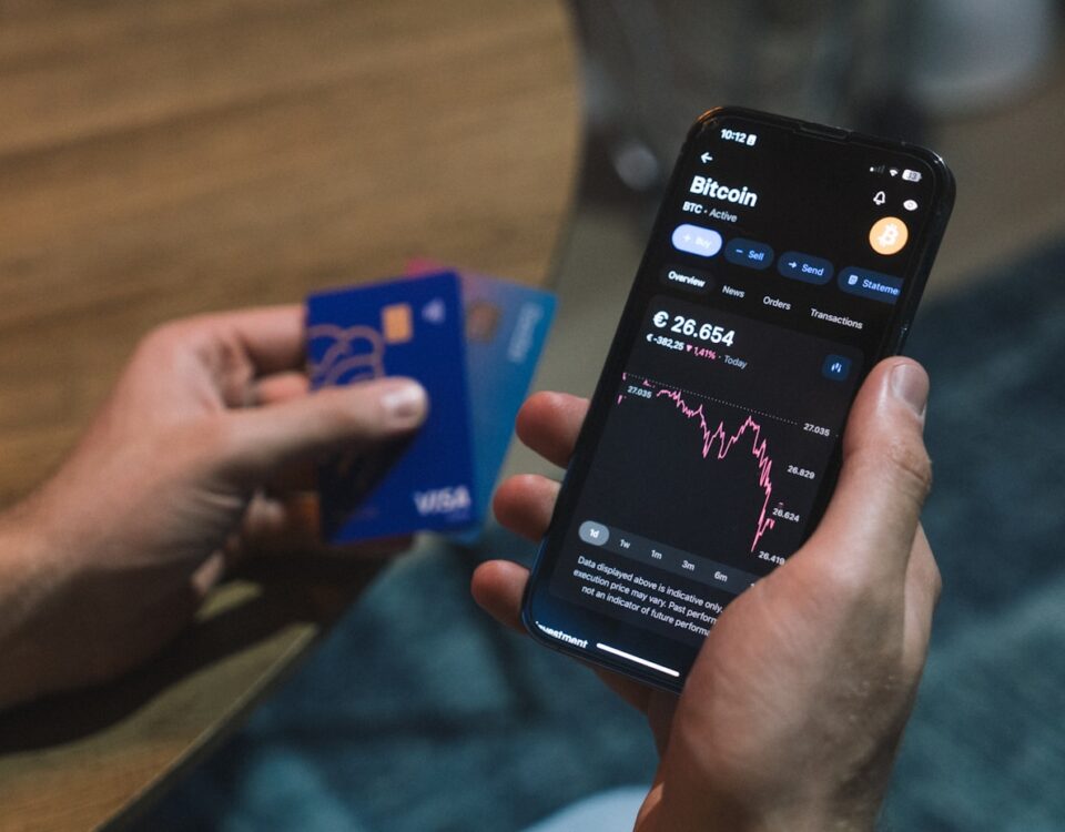 Investir em Cripto: Como Isso Afeta Sua Saúde Mental? a person holding a cell phone in their hand