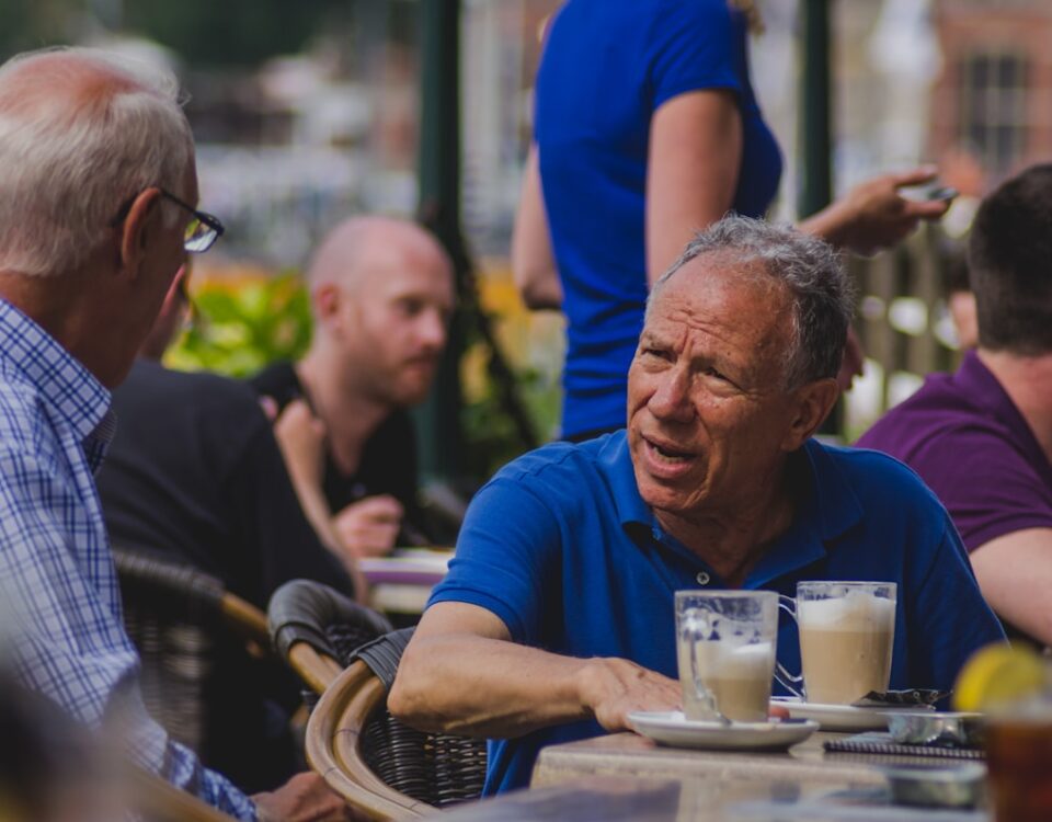 Política e estilo de vida: como as leis afetam o nosso dia a dia man in blue polo shirt talking to man while drinking coffee