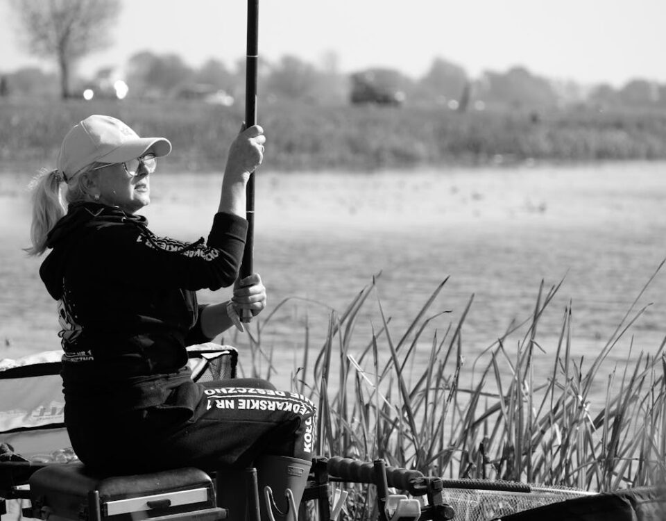 Pescaria e bem-estar: como a pesca pode melhorar sua qualidade de vida Black and White Image of a Woman Fishing Outdoors