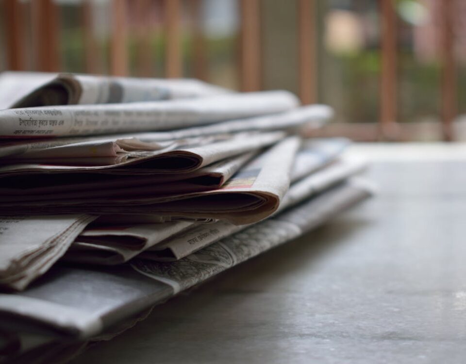 Efeitos do consumo excessivo de notícias no bem-estar mental Selective Focus Photography of Magazines