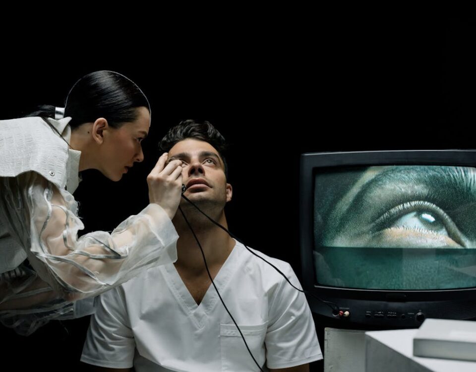 Qual é o profissional de saúde ideal para cada momento? Technician performing eye exam using advanced medical technology with real-time monitoring.