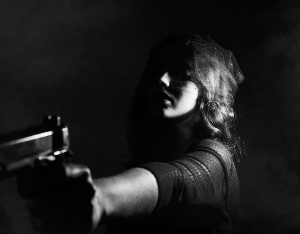 Impacto psicológico de conviver com armas em casa woman holding pistol