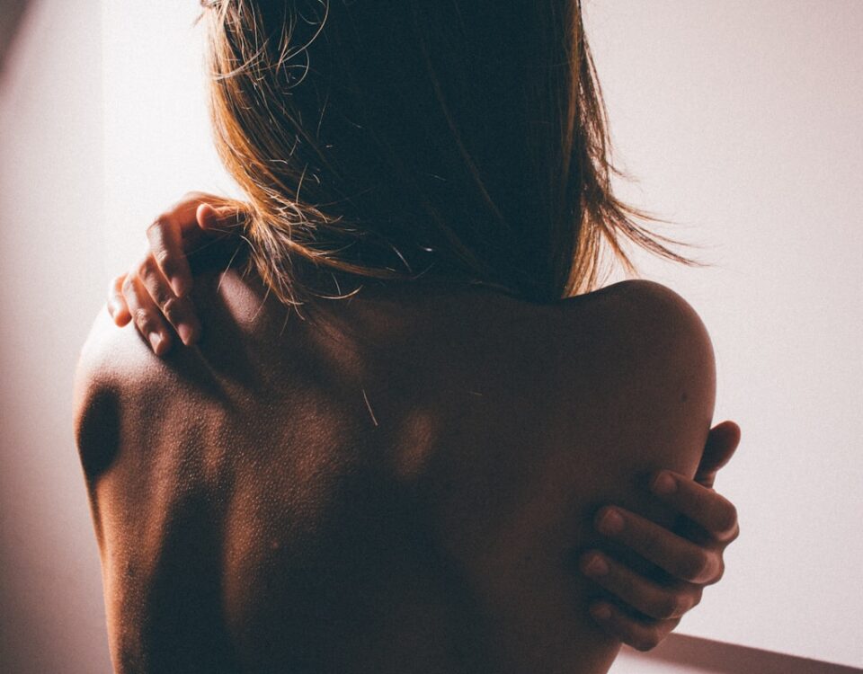 Autoconhecimento e bem-estar: Benefícios de entender o próprio corpo close photo of woman's back