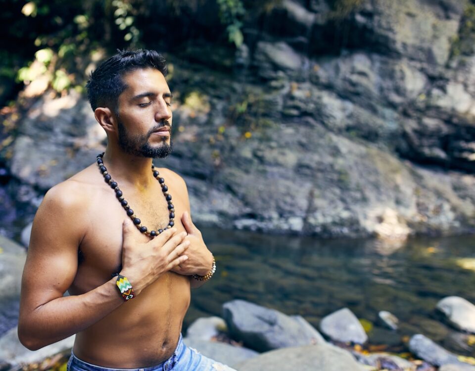 Rotinas saudáveis para dependentes em recuperação: dicas práticas topless man wearing black beaded necklace and blue denim shorts standing on rocky shore during daytime