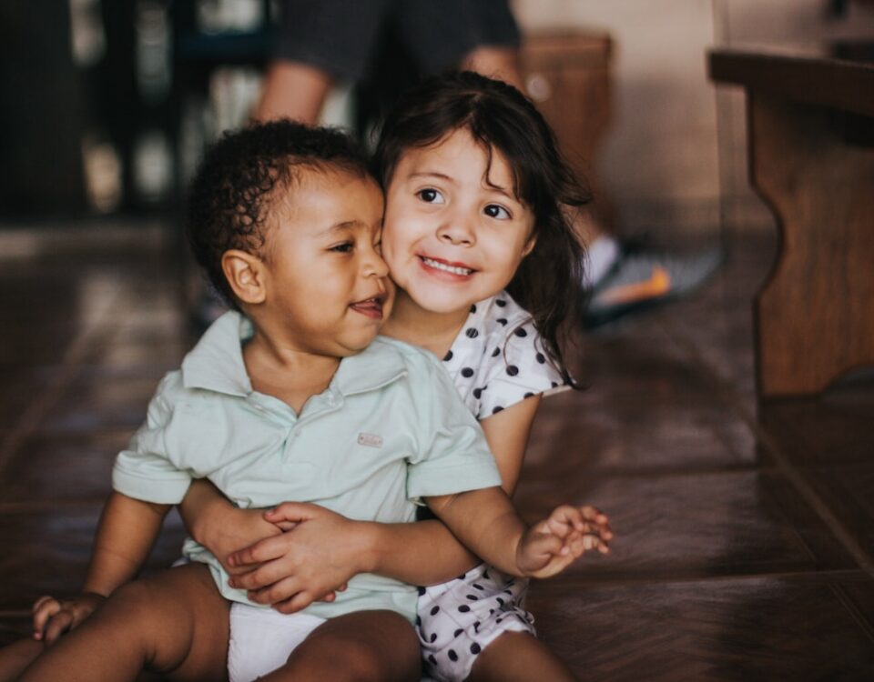 Roupas infantis e conforto no dia a dia das crianças selective focus photography of girl hugging boy