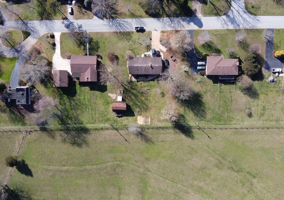 Logística na regularização de documentos para compra e venda de imóveis an aerial view of a neighborhood in a rural area