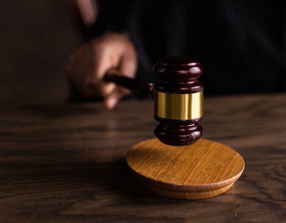 Como o estresse influencia em processos judiciais prolongados A gavel striking a sound block, symbolizing justice and legal authority in a courtroom setting.